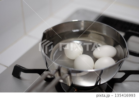 片手鍋で卵を茹でる 135416993
