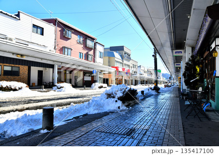 大町駅前本通り商店街/信濃大町駅方面を望む(長野県大町市)【2026.1】 大町駅前本通り商店街/信濃大町駅方面を望む(長野県大町市)【2026.1】 135417100