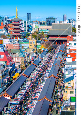 日本の東京都市景観元旦。脅威の人出…参拝客で埋まる浅草寺・仲見世通り。新時代に…＝令和8年1月1日 135417131