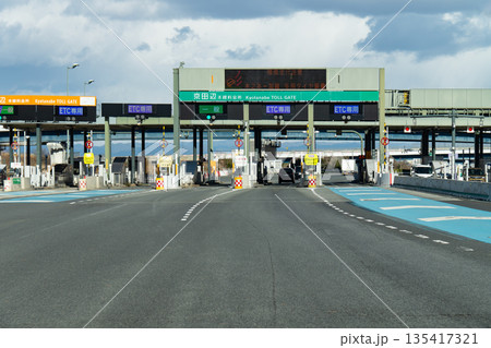 第二京阪道路の京田辺本線料金所のETCゲート 第二京阪道路の京田辺本線料金所のETCゲート 135417321