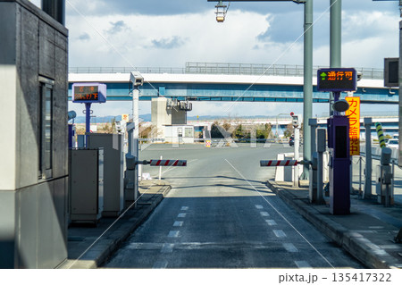第二京阪道路の京田辺本線料金所のETCゲート 第二京阪道路の京田辺本線料金所のETCゲート 135417322
