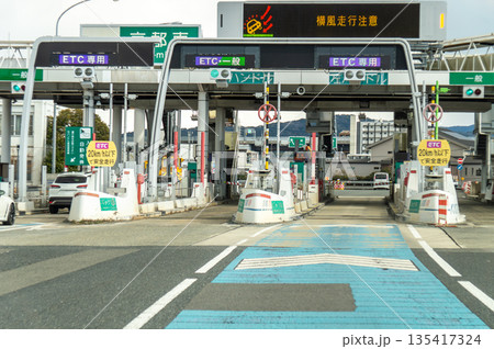 名神高速の京都南インターチェンジのETCゲート 名神高速の京都南インターチェンジのETCゲート 135417324