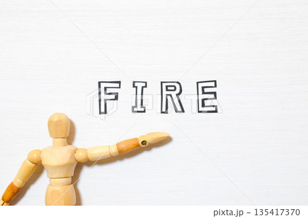 FIREの文字を示すデッサン人形 FIREの文字を示すデッサン人形 135417370