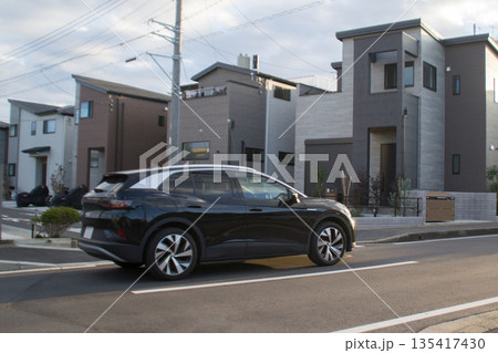 SUV多用途車　BEV　道路走行中 135417430