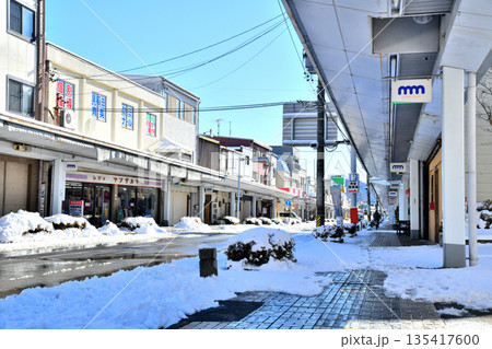 大町駅前本通り商店街／信濃大町駅方面を望む(長野県大町市)【2026.1】 135417600