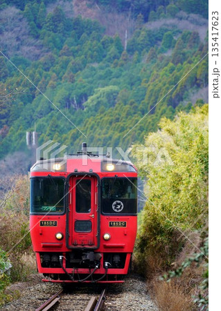 最大傾斜33.6‰の勾配を登る九州横断特急 最大傾斜33.6‰の勾配を登る九州横断特急 135417623
