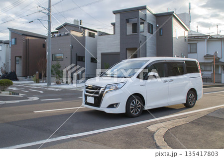 ワンボックスカー ミニバン 道路走行中 ワンボックスカー ミニバン 道路走行中 135417803
