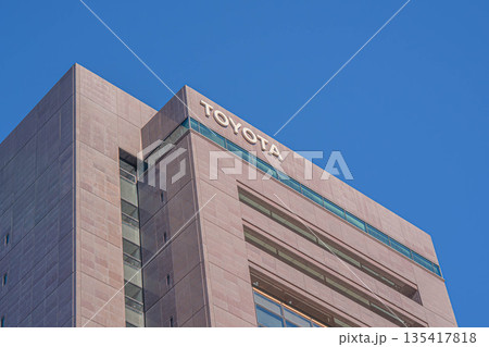 トヨタ自動車東京本社ビルのロゴ看板と青空【東京都文京区後楽】 トヨタ自動車東京本社ビルのロゴ看板と青空【東京都文京区後楽】 135417818