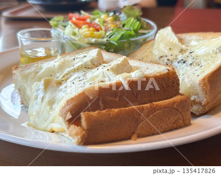 チーズたっぷりトーストとサラダ チーズたっぷりトーストとサラダ 135417826