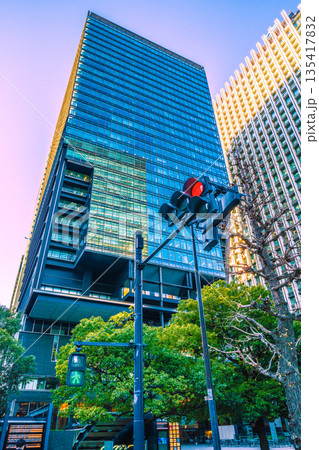 日本の東京都市景観　大手町の産経新聞社などを望む 135417832