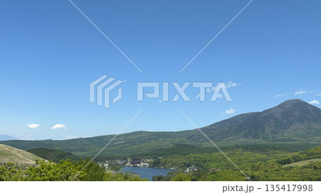 ビーナスラインから望む山と湖の絶景 ビーナスラインから望む山と湖の絶景 135417998