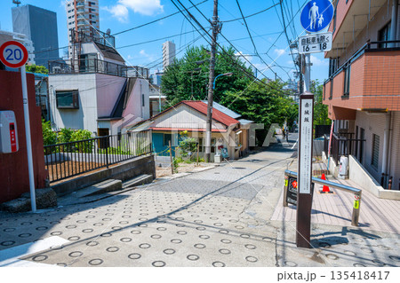 東京・神楽坂の風情ある坂道「赤城坂」の街並み 東京・神楽坂の風情ある坂道「赤城坂」の街並み 135418417