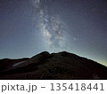 天の川と山のシルエットが広がる星空の夜景 / Milky Way Galaxy Over Mount 135418441
