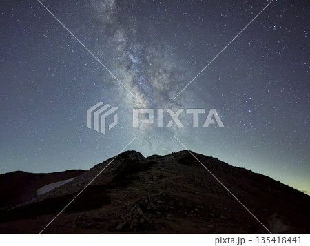 天の川と山のシルエットが広がる星空の夜景 / Milky Way Galaxy Over Mount 135418441