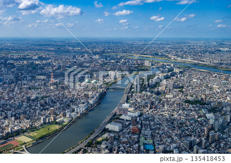 東京スカイツリーから見下ろす隅田川の絶景 都会のパノラマ風景 東京スカイツリーから見下ろす隅田川の絶景 都会のパノラマ風景 135418453