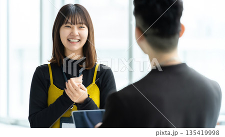 ミーティングをする男女2人のビジネスマン ミーティングをする男女2人のビジネスマン 135419998
