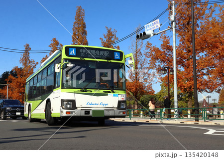 秋の都立浮間公園を背にJR浮間舟渡駅に到着する国際興業バス 秋の都立浮間公園を背にJR浮間舟渡駅に到着する国際興業バス 135420148