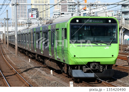 E235系0番台トウ39編成　山手線環状運転100年　103系風ラッピング 135420490
