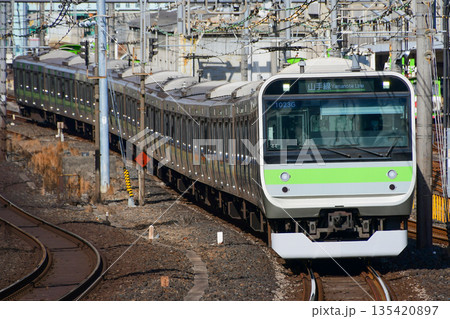 E235系0番台トウ44編成山手線環状運転100年 205系風ラッピング E235系0番台トウ44編成山手線環状運転100年 205系風ラッピング 135420897