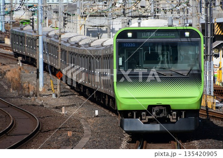 E235系0番台トウ01編成山手線　トップ編成 135420905