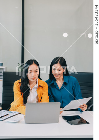 Businesswomen having discussion in office 135423344