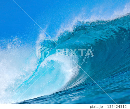 Captivating Wave Curling With Shimmering Foam And Intense Motion 135424512