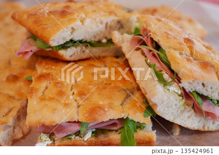 フォカッチャで作るイタリアンサンドイッチ　パニーニ 135424961