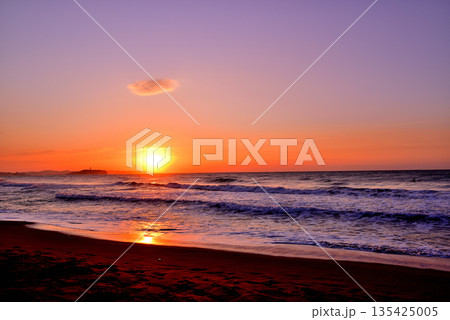 真冬　夜明けの茅ケ崎海岸から見る朝焼けの江ノ島 135425005