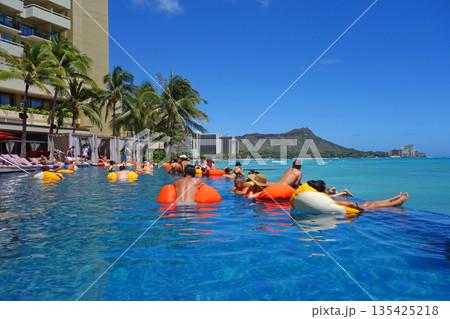ハワイの風景《シェラトン・ワイキキ　エッジ・インフィニティプール》 135425218