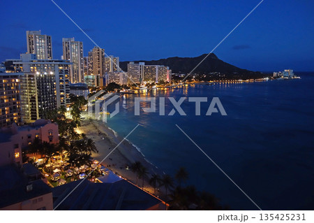 ハワイの絶景《ワイキキビーチの夜景》 135425231