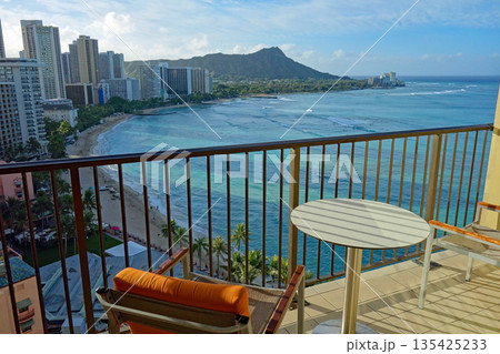 ハワイの絶景《ホテルから眺める朝のワイキキビーチ》 ハワイの絶景《ホテルから眺める朝のワイキキビーチ》 135425233