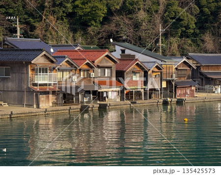 海沿いに並ぶ日本の木造家屋と穏やかな水面 135425573