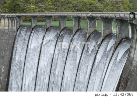 宮城県/ すだれ放流（すだれ放水）が美しい春の鳴子ダム（荒雄湖） 135427069