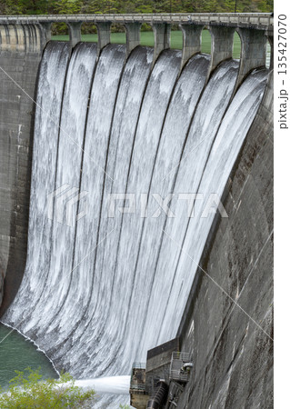 宮城県/ すだれ放流（すだれ放水）が美しい春の鳴子ダム（荒雄湖） 135427070