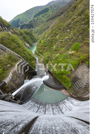 宮城県/ すだれ放流（すだれ放水）が美しい春の鳴子ダム（荒雄湖） 135427074
