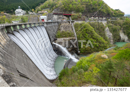 宮城県/ すだれ放流（すだれ放水）が美しい春の鳴子ダム（荒雄湖） 135427077