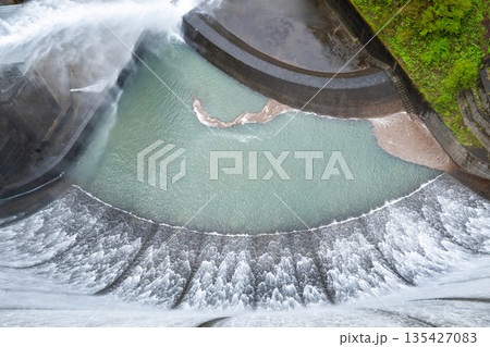 宮城県/ すだれ放流（すだれ放水）が美しい春の鳴子ダム（荒雄湖） 135427083