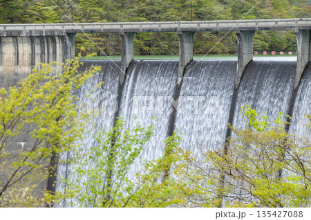 宮城県/ すだれ放流（すだれ放水）が美しい春の鳴子ダム（荒雄湖） 135427088