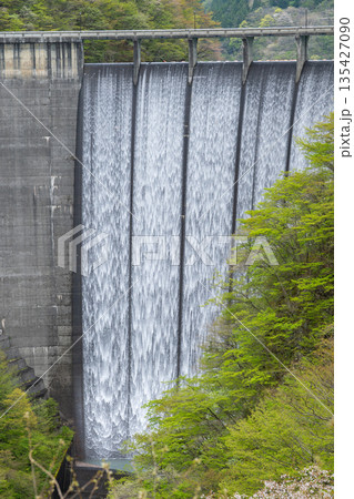 宮城県/ すだれ放流(すだれ放水)が美しい春の鳴子ダム(荒雄湖) 宮城県/ すだれ放流(すだれ放水)が美しい春の鳴子ダム(荒雄湖) 135427090