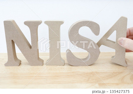 木製風オブジェで表現するNISA。資産形成と投資制度。 135427375