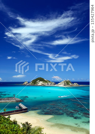 夏の沖縄 渡嘉敷島の風景 阿波連ビーチ 夏の沖縄 渡嘉敷島の風景 阿波連ビーチ 135427964