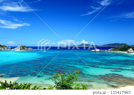 夏の沖縄 渡嘉敷島の風景 阿波連ビーチ 夏の沖縄 渡嘉敷島の風景 阿波連ビーチ 135427965