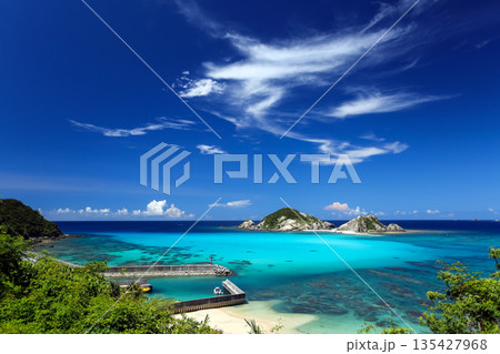 夏の沖縄 渡嘉敷島の風景 阿波連ビーチ 夏の沖縄 渡嘉敷島の風景 阿波連ビーチ 135427968