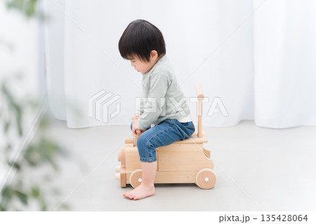 車のおもちゃに乗って遊ぶ子供 車のおもちゃに乗って遊ぶ子供 135428064