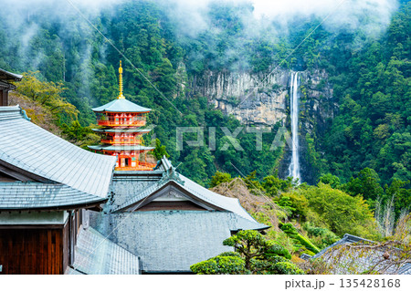 熊野 青岸渡寺三重塔と那智の滝 熊野 青岸渡寺三重塔と那智の滝 135428168