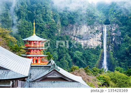 熊野 青岸渡寺三重塔と那智の滝 135428169
