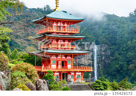 熊野 青岸渡寺三重塔と那智の滝 135428172