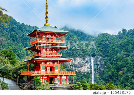 熊野 青岸渡寺三重塔と那智の滝 熊野 青岸渡寺三重塔と那智の滝 135428179