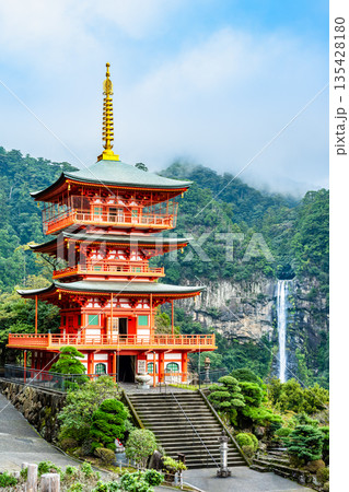 熊野 青岸渡寺三重塔と那智の滝 135428180