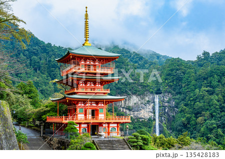 熊野 青岸渡寺三重塔と那智の滝 135428183